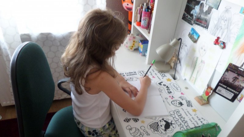 Przy wyborze biurka dla dziecka szczególnie ważna jest jego wysokość (fot. mat. prasowe)