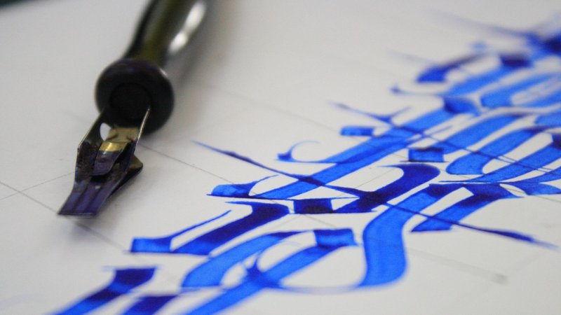 Rodzinne warsztaty z kaligrafii pozwolą odkryć piękno ukryte w zwykłych słowach (fot. pixabay)