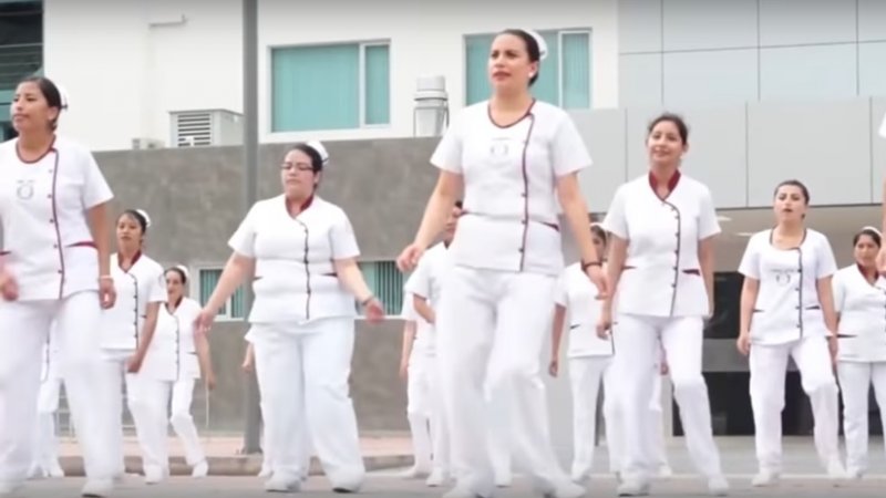 Dobrym sposobem na naiuczenie się, jak prawidłowo myć ręce, jest obejrzenie teledysku pielęgniarek z Ecuadoru (źródło YouTube) 