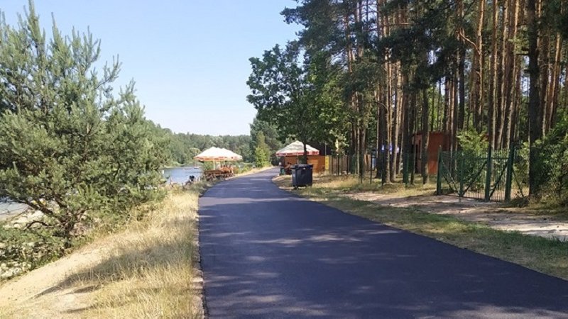 Trasa wokół jeziora to idealna propozycja na rodzinne spacery. (fot. mat. Fb Zalew Nakło-Chechło)