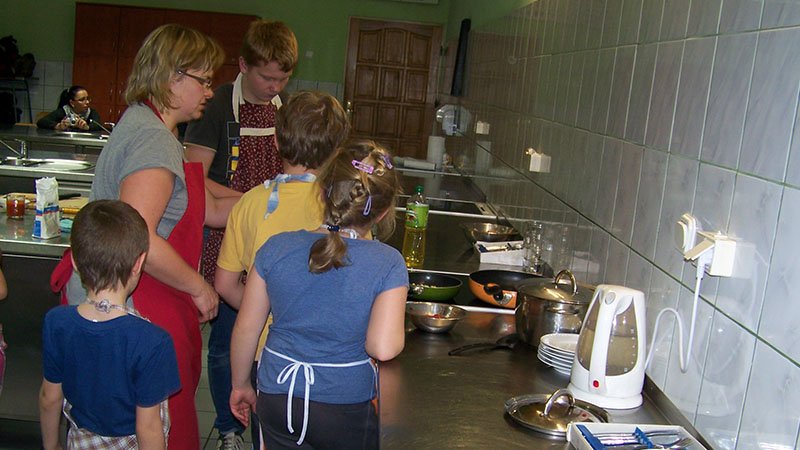 W Cynamon Sztuka Gotowania dzieci mogą wziąć udział w warsztatach kulinarnych (fot. Cynamon Sztuka Gotowania)