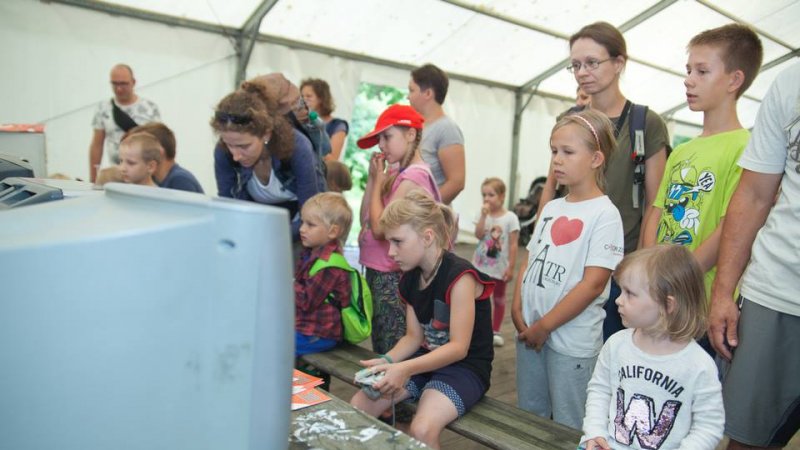 Podczas jednego z sierpniowych spotkań w ramach ChTO dzieci obejrzały "Bajkę o komputerach"  (fot. archiwum zdjęć ChTO na Fb/Radek Ragan)