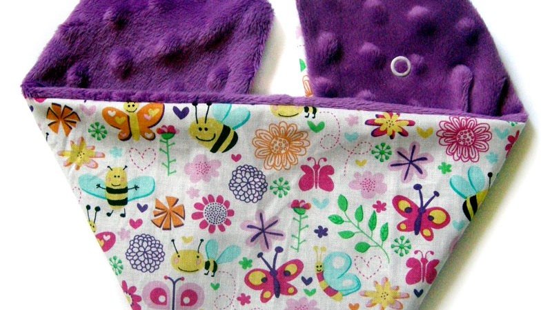 Firma EkoUbranka proponuje ciepłe apaszki, poduszki antywstrząsowe dla niemowlaków, jak również maskotki-metkowce (fot. materiały EkoUbranka)