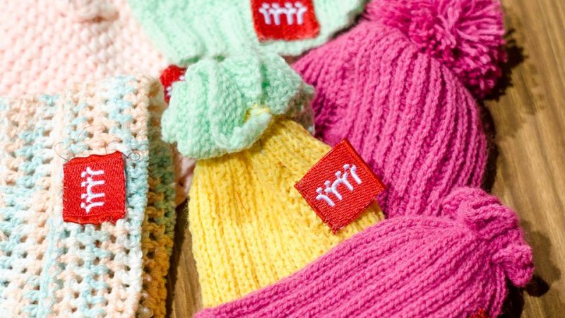 Wełniane czapeczki na Dzień Dziecka otrzymają chorzowskie noworodki (fot. mat. prasowe)