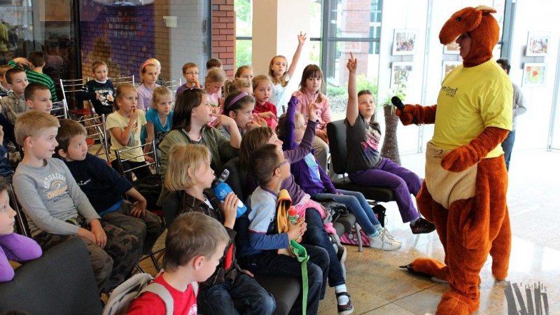 W Miejskiej Bibliotece Publicznej w Jaworznie dzieci zbierają się cyklicznie, aby posłuchać bajek i spotkać z ciekawymi ludźmi (fot. materiały MBP Jaworzno)