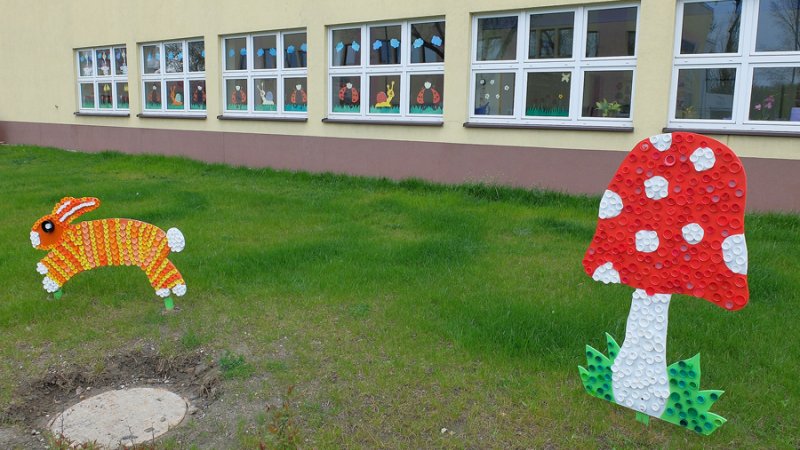 Prawdziwe dzieła sztuki powstały z nakrętek i ozdobiły podwórko Domowego Przedszkola w Katowicach (fot. materiały przedszkola)