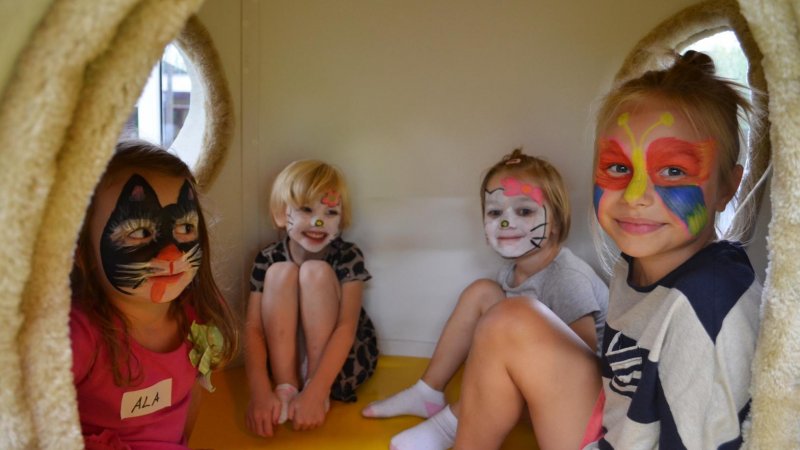 Na niepowtarzalne makijaże podczas zabawy sylwestrowej mogą liczyć dzieci w katowickiej sali zabaw Kraina Czarów (fot. mat. bawialni)