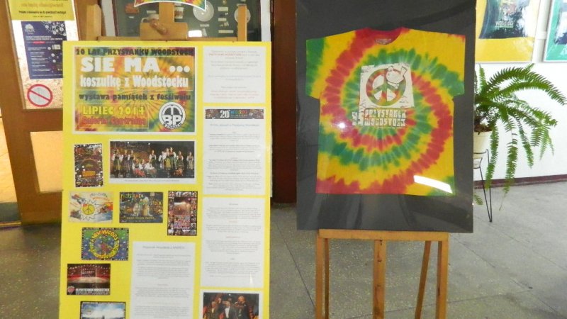 Unikatowe pamiątki z Przystanku Woodstock można oglądać na wystawie w MBP w Żorach (fot. materiały biblioteki)