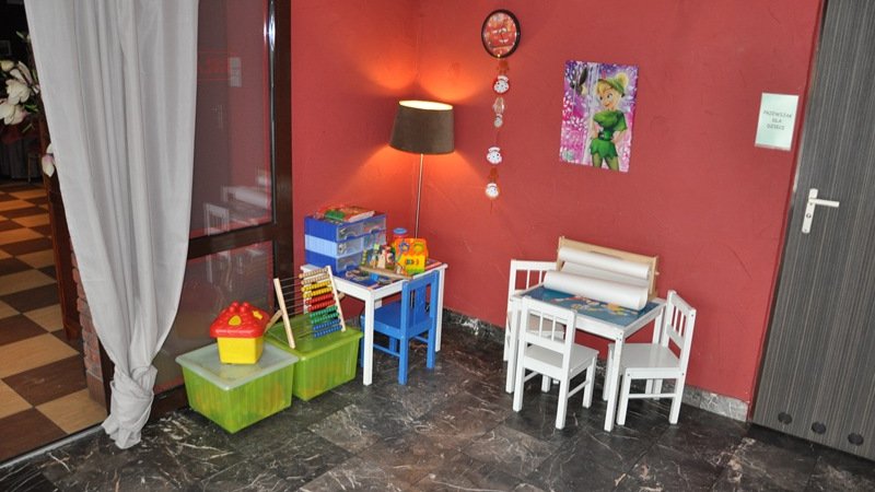 W Bistro Braks na rodziny z dziećmi czeka wiele udogodnień: są krzesełka do karmienia, przewijaki w łazience, kącik zabaw i baloniki dla każdego malucha (fot. materiały Bistro Braks)