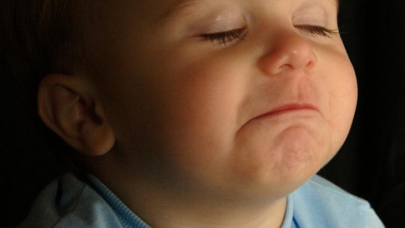Choroba bardzo osłabia i sprawia, że dziecko jest marudne i płaczliwe. Warto mu choć trochę ulżyć poprzez odciągnięcie kataru z noska (fot. sxc.hu)