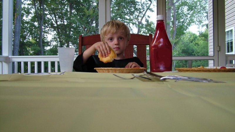 Dzieci nie jedzą pewnych rzeczy, bo nie podoba im się kolor potrawy, jej konsystencja, zapach, lub mają z nią złe skojarzenia (fot. sxc.hu)