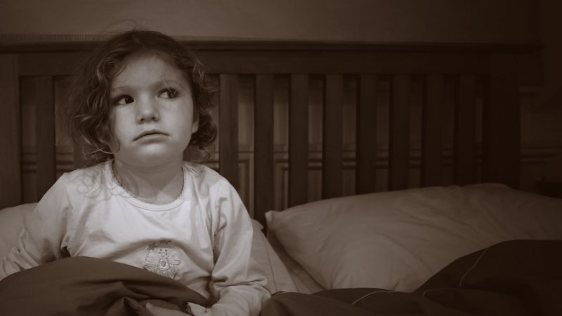 Przyczyną nocnych lęków może być potrzeba częstszego przebywania z bliskimi (fot. BenedictFrancis/foter.com)