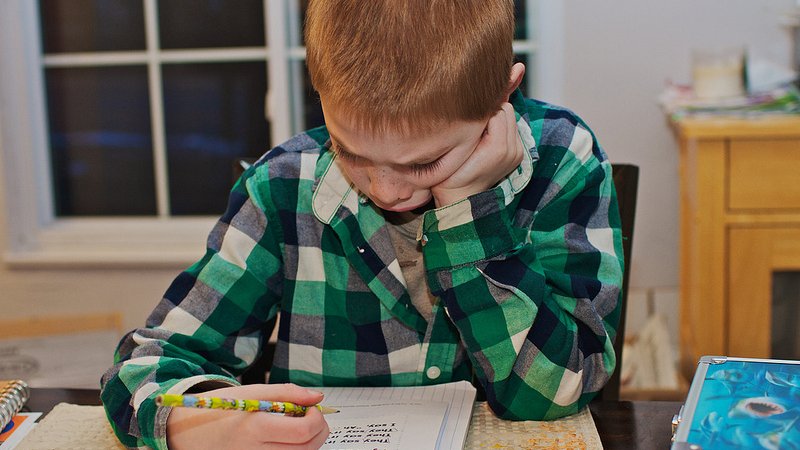 Warto jak najwcześniej zdiagnozować co jest powodem problemów naszego dziecka w szkole (fot. foter.com)