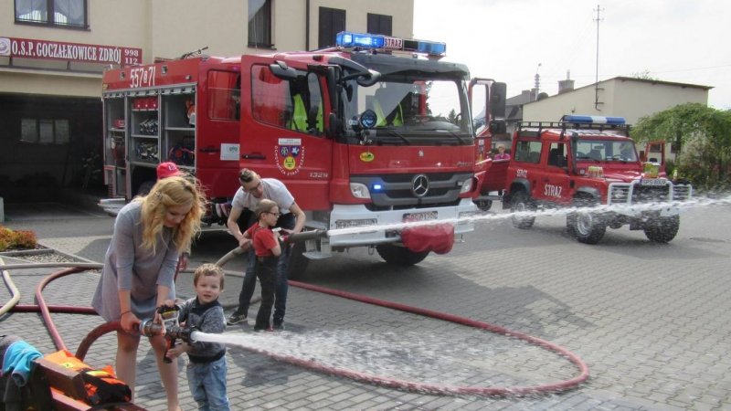 Maluchom spodoba się prezentacja sprzętu strażaków  (fot. archiwum zdjęć FB OSP Goczałkowice Zdrój)
