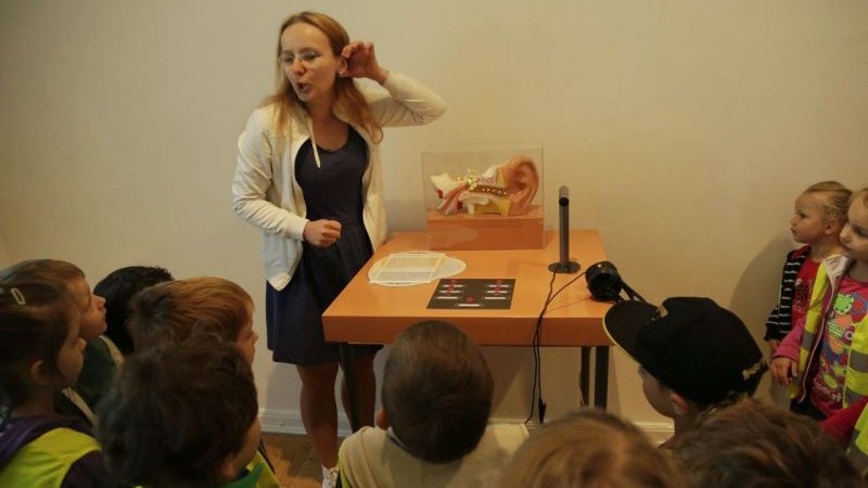 Podczas zajęć w Muzeum Górnośląskim dzieci dowiedzą się czym jest słuch i dźwięk (fot. . Witalis Szołtys – MGB)