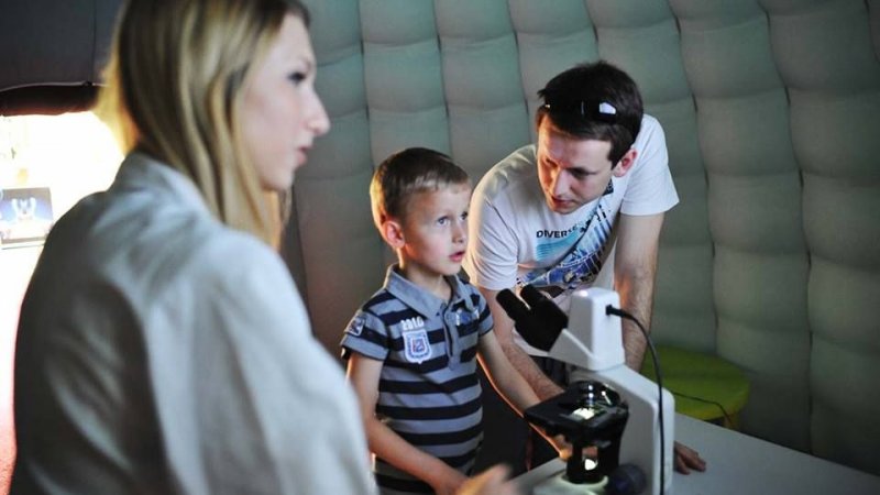 Naukowe eksperymenty są fascynujące dla dzieci (fot. materiały EC)