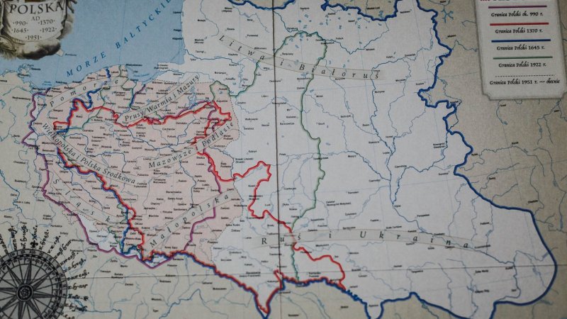 Plansza z mapą Polski i umieszczanie kart w odpowiednich regionach to świetne urozmaicenie quizu (fot. Ewelina Zielińska)