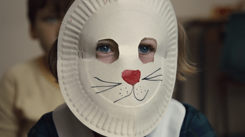 Kadr z filmu „Dziewczynka w króliczej masce” (fot. mat. prasowe)