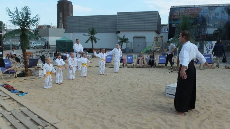 Aikido to japońska sztuka walki stworzona przez mistrza Morihei Ueshiba. Na zdjęciu pierwszy sierpniowy trening przed Galerią Katowicką (fot. mat. organizatora)