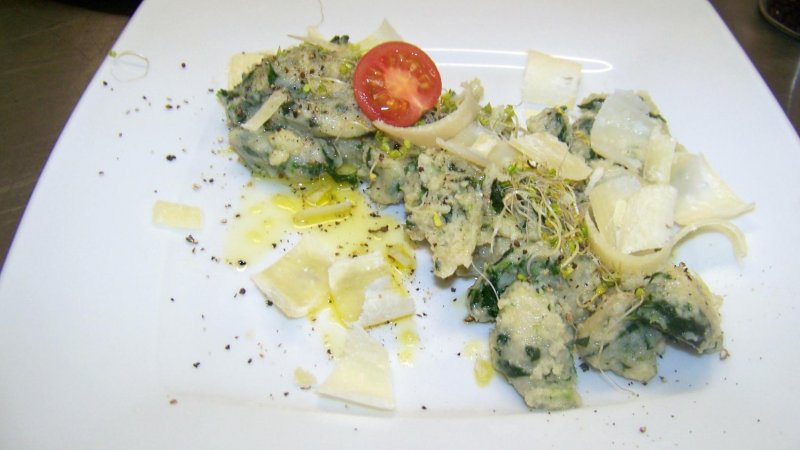 Gniocchi z gryki i szpinaku. Potarwa została wykonana na warsztatach kulinarnych dla dorosłych "Kuchnia włoska" (fot. materiały Cynamonu)