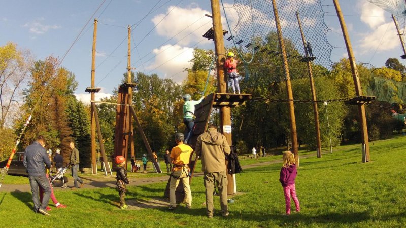 Park linowy to rozrywka dla osób lubiących mocne wrażenia (fot. materiały Śląskiego Parku Linowego)