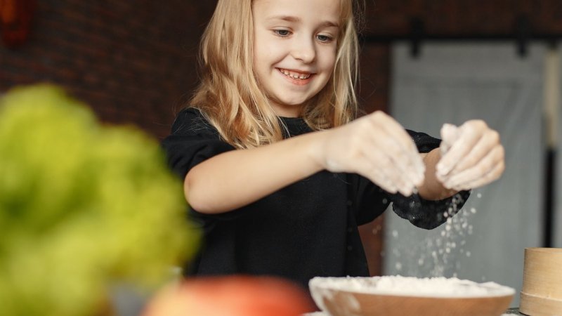 Na warsztatach dzieci przyrządzą domowe placuszki i rogaliki (fot. mat. pexels)