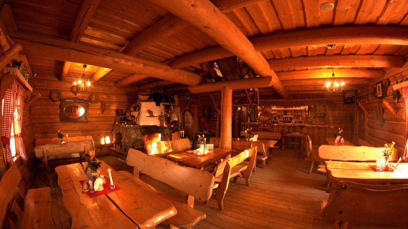 W Karczmie Beskidzkiej panują: góralski klimat i unoszące się zapachy swojskiej kuchni (fot. materiały restauracji)