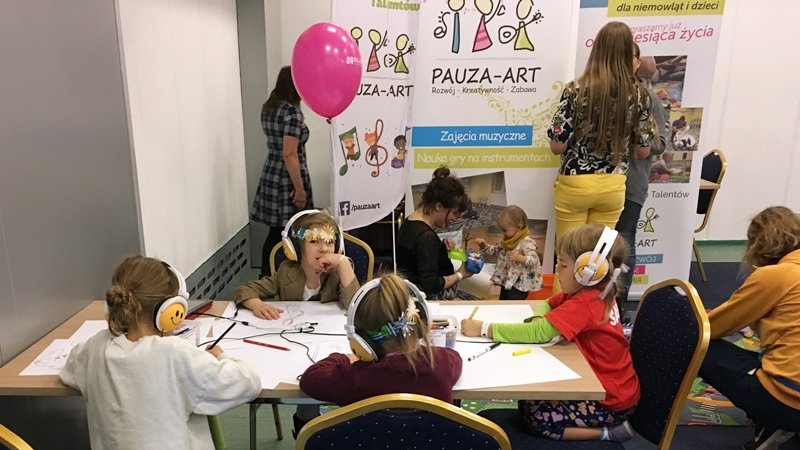 Dzieci malowały muzykę i grały na instrumentach wraz z instruktorami z Fabryki Młodych Talentów "Pauza-Art" (fot. mat. SilesiaDzieci.pl)