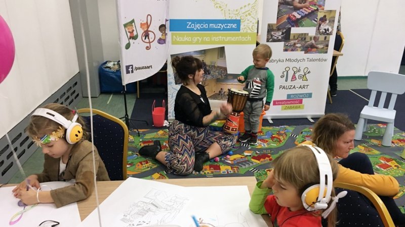 Dzieci malowały muzykę i grały na instrumentach wraz z instruktorami z Fabryki Młodych Talentów "Pauza-Art" (fot. mat. SilesiaDzieci.pl)