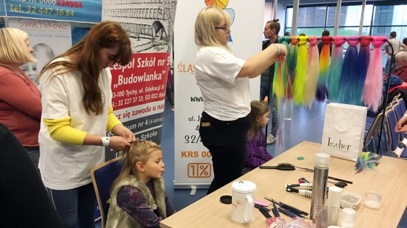 Fundacja "Świetlikowo" zorganizowała studio fryzjerskie dla dziewczynek (fot. mat. SilesiaDzieci.pl)
