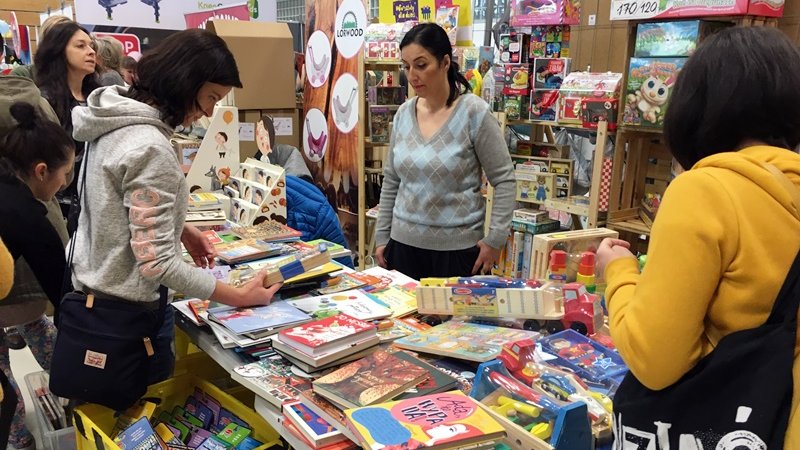 Dużym zainteresowaniem cieszyły się książeczki i drewniane zabawki (fot. mat. SilesiaDzieci.pl)