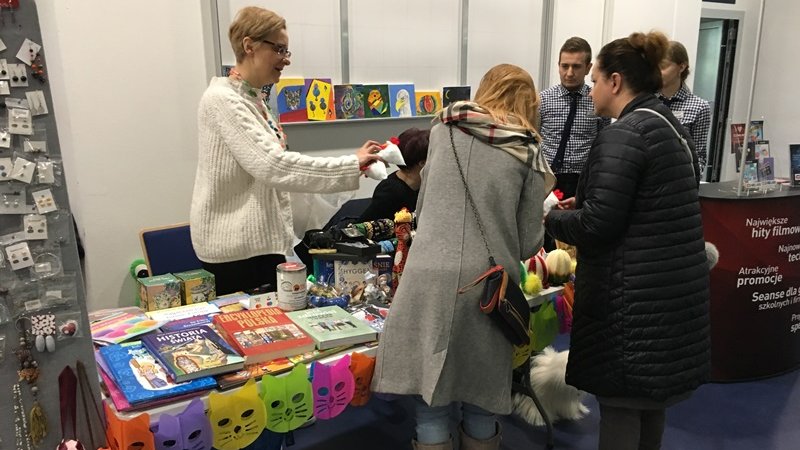 Na stoisku Fundacji For Animals można było nabyć książeczki, zabawki, biżuterię i wesprzeć zwierzęta (fot. mat. SilesiaDzieci.pl) 