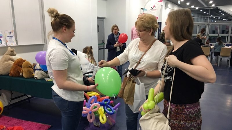 Fundacja Cząstka Ciebie oferowała balony i malowanie buzi w zamian za wsparcie swoich podopiecznych (fot. mat. SilesiaDzieci.pl) 
