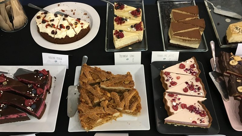Przedstawicielki firmy "Nie za słodkie" raczyły odwiedzających i wystawców pysznymi ciastami (fot. mat. SilesiaDzieci.pl) 