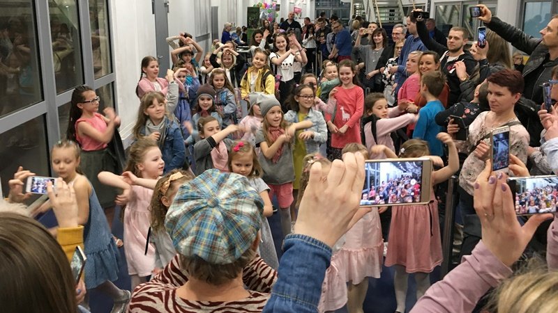Pokaz mody w wykonaniu podopiecznych Uniwersytetu Śląskiego Dzieci wzbudził bardzo wiele pozytywnych emocji (fot. mat. SilesiaDzieci.pl)