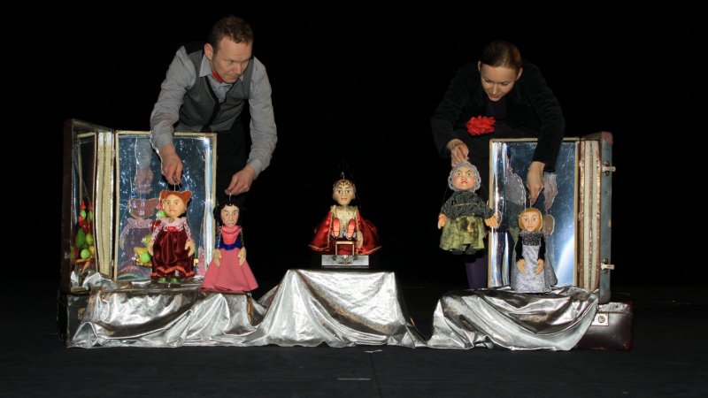 Lalki i walizki będą nieodłącznymi rekwizytami aktorów w niedzielnym spektaklu (fot. mat. organizatora)