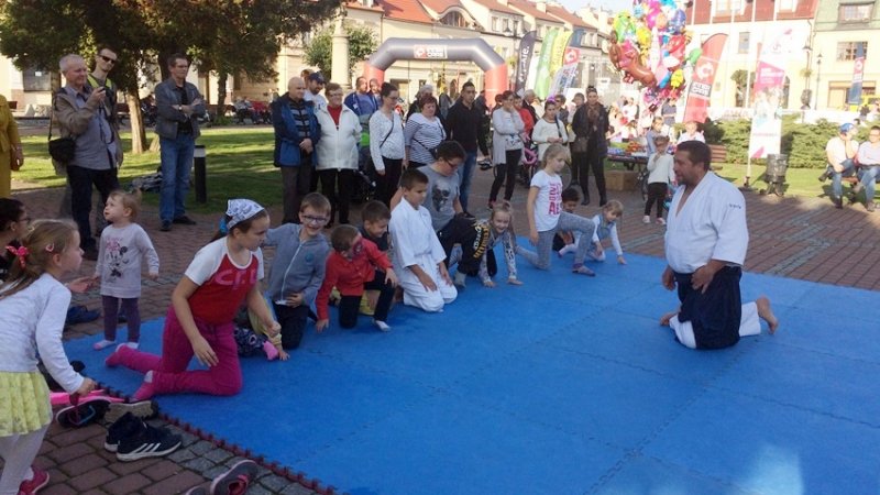 Dzieci dzielnie wykonywały wszystkie polecenia mistrza (fot. mat. SilesiaDzieci.pl)
