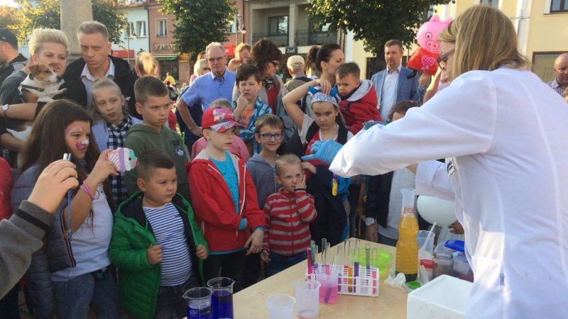 Spektakularne eksperymenty chemiczne zorganizowała Akademia Nauki i Rozwoju (fot. mat. SilesiaDzieci.pl)