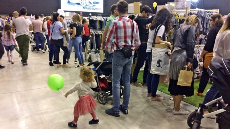 Pomimo pięknej pogody wielu zdecydowało się odwiedzić targi, zrobić zakupy i wziąć udział w warsztatach (fot. SilesiaDzieci.pl)