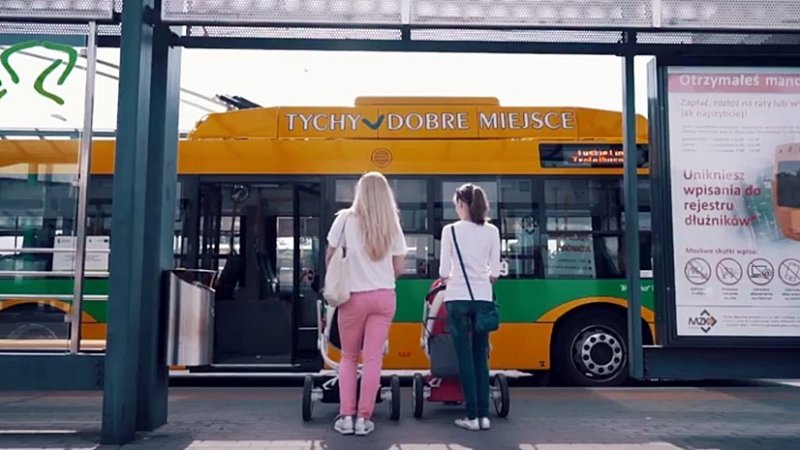 Jak podróżować z dzieckiem autobusem? Tego dowiemy się z filmu instruktażowego w ramach kampanii MZK, PKM i TLT w Tychach (fot. kadr z filmu instruktażowego)