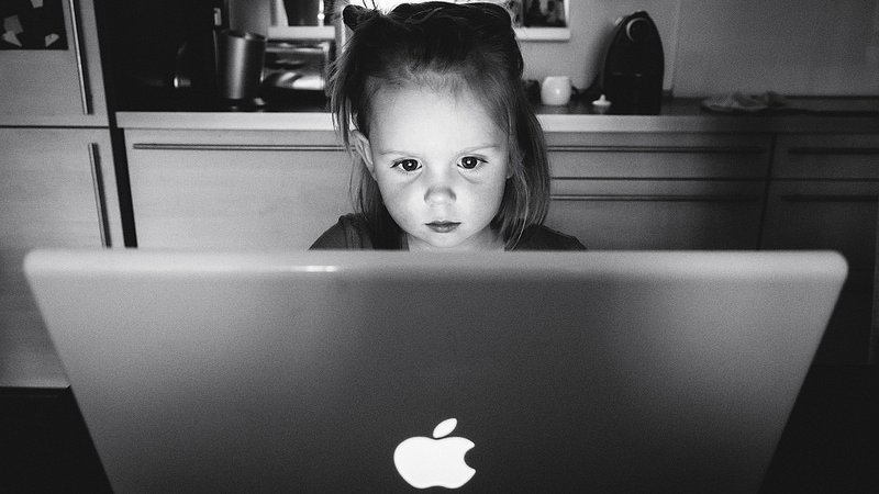 Wzrasta liczba dzieci uzależnionych od komputera (fot. foter.com)