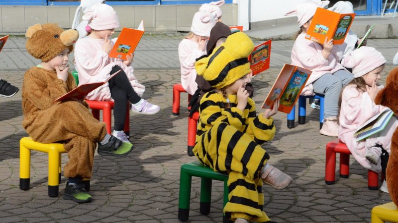 Podczas odsłonięcia Misia przedszkolaki przygotowały program artystyczny (fot. mat. prasowe UM Zabrze)