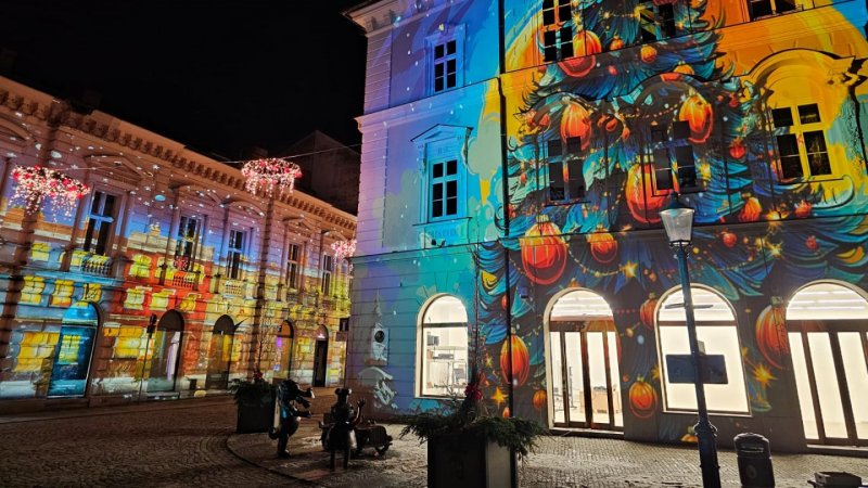 W czasie jarmarku na budynkach będzie można podziwiac piękne iluminacje (fot. mat. prasowe Bielsko-Biała)