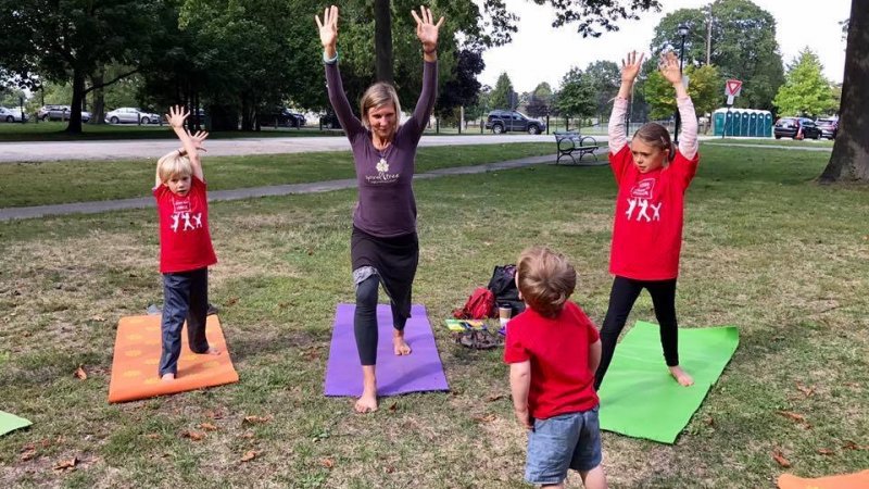 Joga pozwala dzieciom wyciszyć się, uczy cierpliwości w stosunku do siebie i innych, poprawia elastyczność ciała (fot. mat. organizatora)