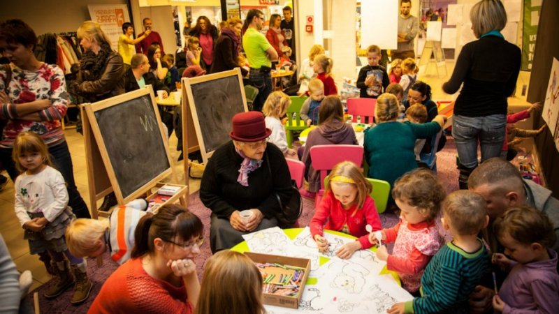 Podczas spotkania w Kawiarence Świetlika dzieci wezmą udział w zabawach, a rodzice porozmawiają ze specjalistami o wychowaniu (fot. mat. organizatora)
