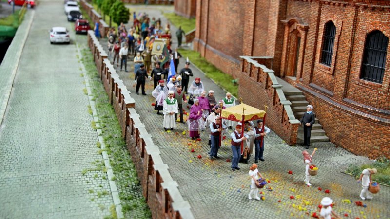 Wystawę tworzą również figurki, które nawiązują do tradycji i wydarzeń na Śląsku (fot. mat. organizatora)