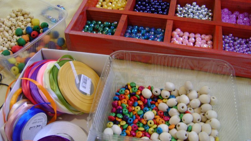 Podczas warsztatów artystycznych w CH Auchan dzieci stworzą bransoletki dla swoich mam (fot. mat. organizatora)