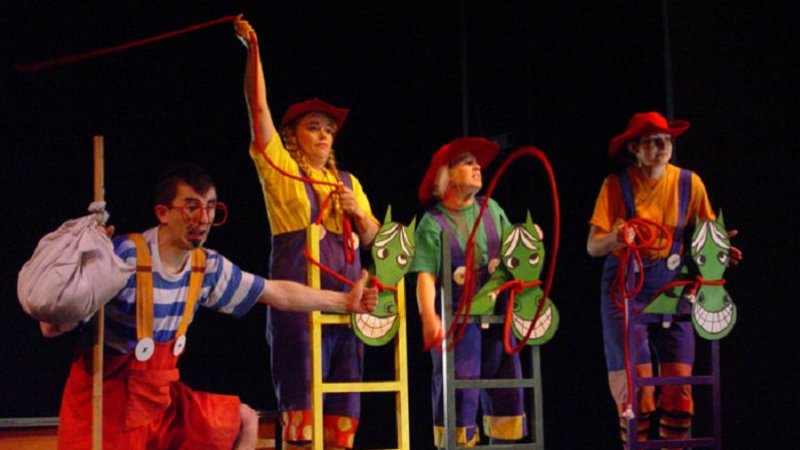 Spektakl realizowany jest w konwencji zabawy teatralnej (fot. mat. organizatora)