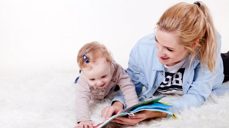 Dzieci, które od najmłodszych lat mają kontakt z książkami są bardziej pewne siebie i mają lepiej rozwiniętą wyobraźnię (fot. pixabay)