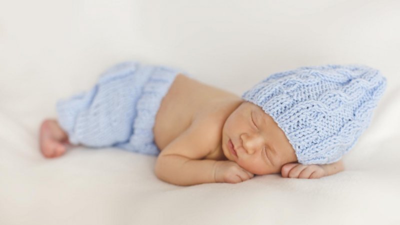 Wykonanie czapeczki dla niemowlaka zajmuje Wojtkowi 2-3 godzini czasu (fot. Agnieszka Mandal)